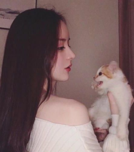 她看起来挺乖[电竞]